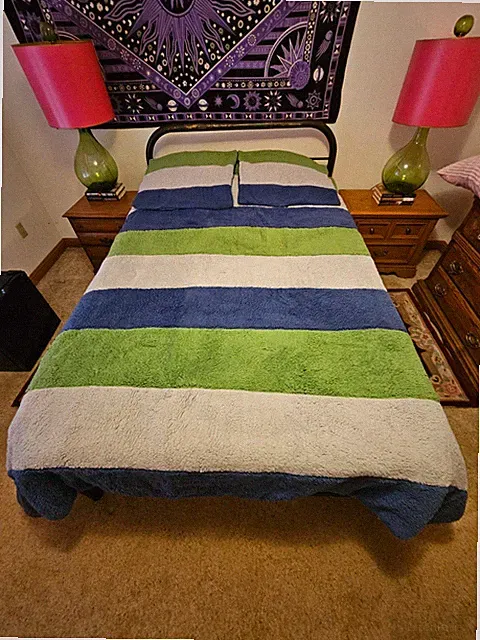 Bedspread, shams x2, adorable fitted & flat sheets